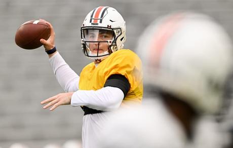 Zach Calzada (10) Auburn FB scrimmage le samedi 2 avril 2022 à Auburn, Ala.Todd Van Emst/AU Athletics