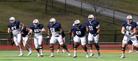 Brandon Frazier (87), Brenden Coffey (55), Keiondre Jones (58), Jalil Irvin (50), Brandon Council (71), Austin Troxell (68) courent pendant l'entraînement du vendredi. Entraînement de football d'Auburn le vendredi 24 décembre , 2021 à Hoover, Alabama.
