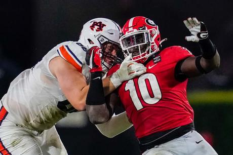 3 octobre 2020 ;  Athènes, Géorgie, États-Unis ;  Le joueur de ligne offensive des Auburn Tigers Austin Troxell (68) et le joueur de ligne défensive des Georgia Bulldogs Malik Herring (10) se battent le long de la ligne au cours de la seconde moitié au stade de Sanford.  Crédit obligatoire : Dale Zanine - USA TODAY Sports