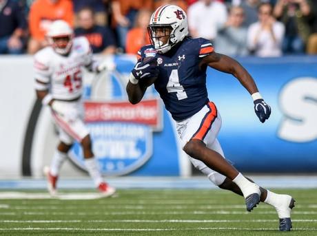 Auburn Tigers, le porteur de ballon Tank Bigsby (4), se libère pour un gros gagnant contre Houston lors du Birmingham Bowl au Protective Stadium de Birmingham, en Alabama, le mardi 28 décembre 2021. Bham03