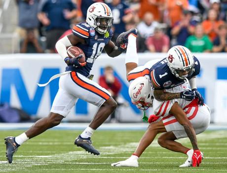 Le demi défensif des Auburn Tigers Nehemiah Pritchett (18 ans) retourne une interception contre Houston lors du Birmingham Bowl au Protective Stadium de Birmingham, en Alabama, le mardi 28 décembre 2021. Bham35