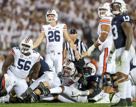 18 sept. 2021 ;  University Park, Pennsylvanie, États-Unis ;  Le botteur des Auburn Tigers Anders Carlson (26 ans) regarde le ballon après avoir lancé un but sur le terrain au cours du quatrième quart contre les Penn State Nittany Lions au Beaver Stadium.  Penn State a battu Auburn 28-20.  Crédit obligatoire : Matthew OHaren-USA TODAY Sports