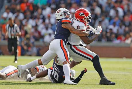 9 octobre 2021 ;  Auburn, Alabama, États-Unis ;  Georgia Bulldogs tight end Darnell Washington (0) est abordé par la sécurité des Auburn Tigers Zion Puckett (10) et la sécurité des Auburn Tigers Donovan Kaufman (1) au cours du deuxième trimestre au stade Jordan-Hare.  Crédit obligatoire : John Reed - USA TODAY Sports