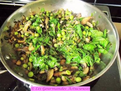 Tarte Vegan aux champignons, petits pois et épinards d'Asie Tarte Vegan aux champignons, petits pois et épinards d'Asie