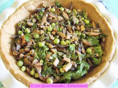 Tarte Vegan aux champignons, petits pois et épinards d'Asie Tarte Vegan aux champignons, petits pois et épinards d'Asie
