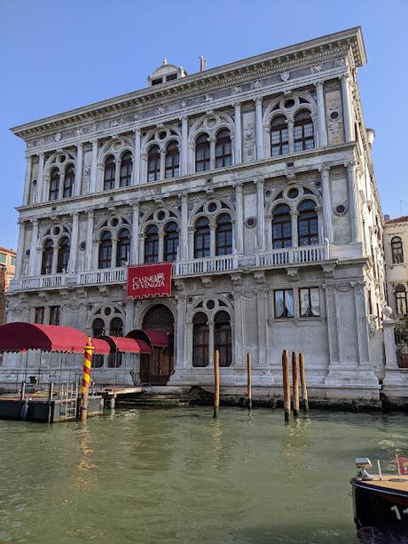 Le palais Vendramin côté canal et côté rue — 7 photos Le palais Vendramin côté canal et côté rue — 7 photos