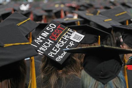 La réalité de la dette liée aux frais de scolarité a été exposée lors de la remise des diplômes de la Northeastern University.