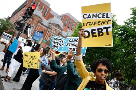 Les emprunteurs étudiants se rassemblent près de la Maison Blanche pour dire au président Biden d'annuler la dette étudiante.