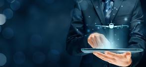 Technologie de voyage, homme avec avion et ordinateur portable