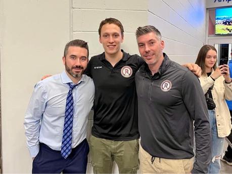 Deux joueurs des Riverains du Collège Charles-Lemoyne rencontrent Jean-Sébastien Dea