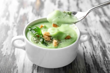 Comment préparer une soupe froide aux courgettes : Une recette délicieuse et saine