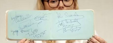 Les autographes des Beatles maculés par les doigts gras de John Lennon après avoir mangé du poisson-frites se vendent à près de 8 000 £.