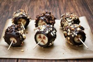 Dessert thermomix parfait et facile : banane congelée recouverte de chocolat, noix et amande.