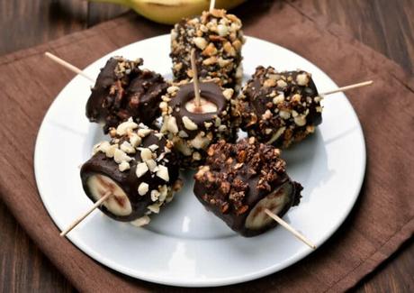 Dessert thermomix parfait et facile : banane congelée recouverte de chocolat, noix et amande.