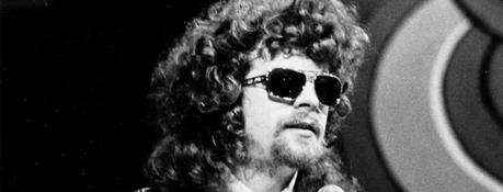 Regardez Jeff Lynne, Joe Walsh et Dhani Harrison reprendre le classique des Beatles “Something”.