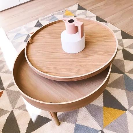 salon deco scandinave nordique table basse ronde bois tapis graphique pastel