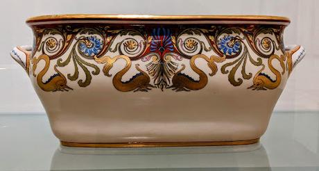 Achilleion — Fußwanne Kaiserin Elisabeths / Pédiluve de Sissi / Foot tub from the Empress Elisabeth's wash set Achilleion — Fußwanne Kaiserin Elisabeths / Pédiluve de Sissi / Foot tub from the Empress Elisabeth's wash set