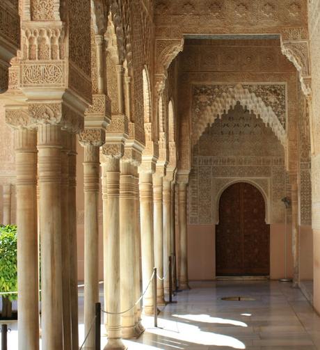 arcs murs beiges moulures deco architecturales orientales