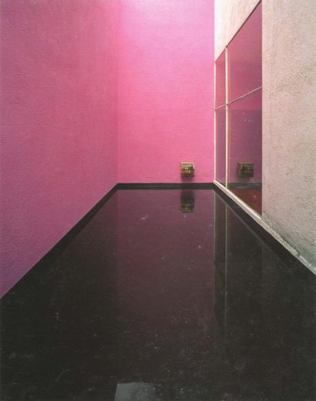 mur rose sol noir baie vitrée deco contemporaine architecture extérieure