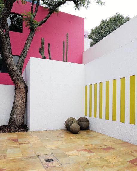 Cour extérieure mur blanc deco murale jaune sol effet bois
