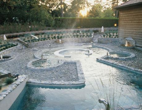 Au Royal Évian, un séjour dans la nature avec vue sur le Lac Léman Piscine extérieur Hotel Royal Evian lac Palace Lac Leman