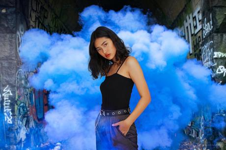 Luminar Neo obtient la suppression de l’arrière-plan du portrait AI Un portrait avec un nouvel arrière-plan après avoir utilisé Luminar Neo Portrait Background Removal