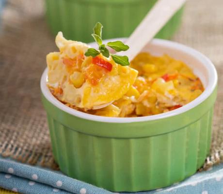 Gratin de courgette au pâtes et fromage de mamie au four : un vrai délice.