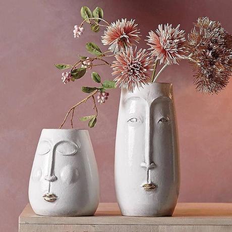 vase visage oval céramique blanc cassé bouquet de fleurs mur rose