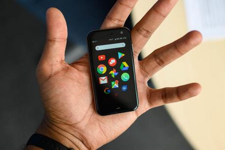 Un téléphone Palm (2018) dans la main de quelqu'un.