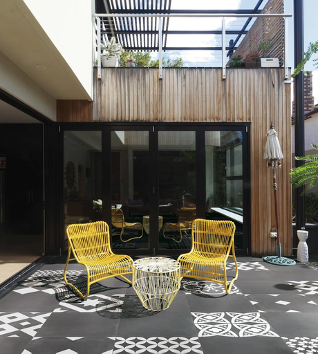 salon de jardin terrasse grise anthracite graphique chaise jaune mur bois