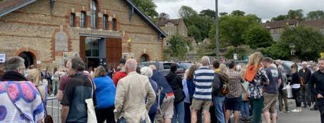 Sir Paul McCartney attire des foules de fans lors d'un concert d'échauffement surprise à Glastonbury.