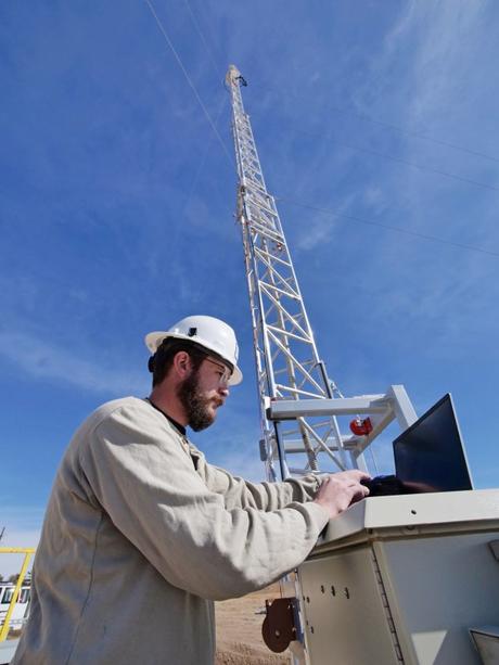 LongPath Technologies de Boulder utilise des lasers pour détecter les fuites de pétrole et de gaz – Boulder Daily Camera Une tour de surveillance de détection de méthane LongPath Technologies est vue à Greeley, Colorado. (Casey A. Cass/Université du Colorado)
