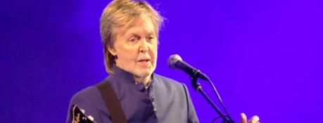 Paul McCartney fait un retour triomphal à Glastonbury : à 80 ans, la légende reprend les tubes des Beatles devant une foule de 100 000 personnes.