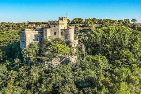 Autour d'Aix-en-Provence - Le château de la Barben © Georges Simone - licence [CC BY-SA 4.0] from Wikimedia Commons