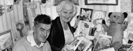 Un fan-club des Beatles a remis aux parents de George Harrison une plaque en or pour “le temps et les efforts qu’ils ont consacrés aux Beatles”. Un fan-club des Beatles a remis aux parents de George Harrison une plaque en or pour “le temps et les efforts qu’ils ont consacrés aux Beatles”.