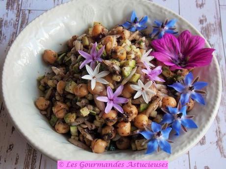 Salade complète courgettes, pois chiches, pâtes, basilic, olives et câpres (Vegan)