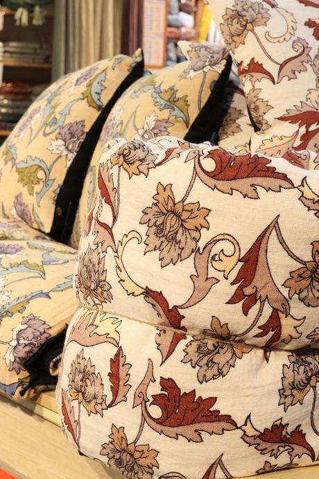 Néo Liberty, le motif floral remis au goût du jour dans la décoration intérieure Haomy édredon beige terracotta arabesque végétale feuille graphique