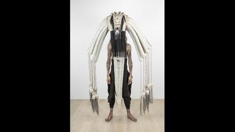 Regalia for “Hólo´-it xistz and …Son, yáázh, mijo…,” Eric-Paul Riege (Diné/Navajo, Gallup), 2019, mixed-media and fiber. Worn in performances at ICA Miami and Sanitary Tortilla Factory. (Courtesy of Silvia Rios) L’exposition 516 ARTS explore les définitions de la technologie