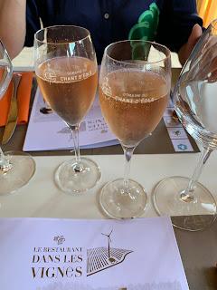 coupe vin efferscent rosé domaine d'éole restaurant dans les vignes