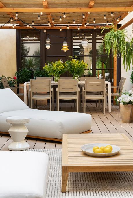 Rénover sans dénaturer : un projet signé Culto aménager terrasse longueur espace salon salle à manger extérieure beige