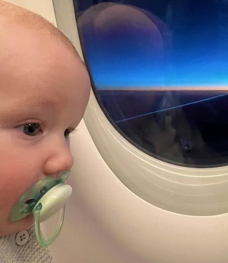 astuces prendre l'avion avec un bébé 2 3 mois conseil