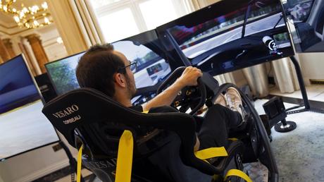 Comment la technologie haptique renforce les liens entre la course sur simulateur et le sport automobile