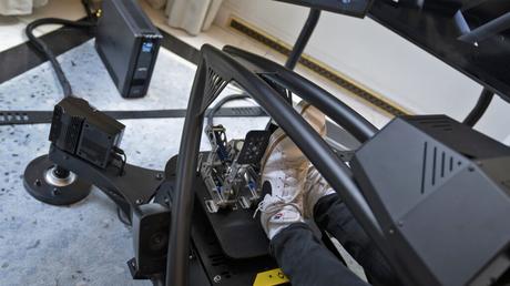 Comment la technologie haptique renforce les liens entre la course sur simulateur et le sport automobile Système de simulation de mouvement D-BOX G5
