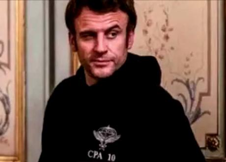 Incapable de diriger le pays, dès que ça va mal il fiche le camp à l'étranger, mais il se permet de jouer les chefs de guerre