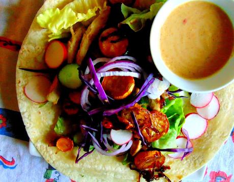 Fajitas aux parfums asiatiques avec sauce au miso et beurre d'arachides Fajitas aux parfums asiatiques avec sauce au miso et beurre d'arachides