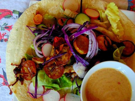 Fajitas aux parfums asiatiques avec sauce au miso et beurre d'arachides Fajitas aux parfums asiatiques avec sauce au miso et beurre d'arachides