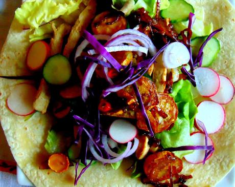 Fajitas aux parfums asiatiques avec sauce au miso et beurre d'arachides Fajitas aux parfums asiatiques avec sauce au miso et beurre d'arachides