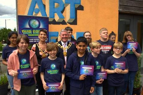 L'équipe du jeu vidéo avec le maire et la mairesse de Wakefield, les conseillers David Jones et Annette Jones.