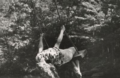 Fille sur une balanĂ§oire