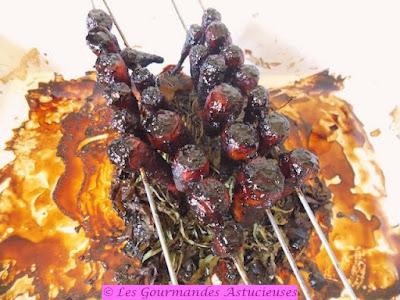 Brochettes de carottes caramélisées sur lit de feuilles de vigne et roquette (Vegan) Brochettes de carottes caramélisées sur lit de feuilles de vigne et roquette (Vegan)